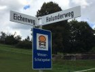 Straßenschild Holunderweg am östlichen Eingang des neuen Baugebietes<br><small>Ralf König</small>